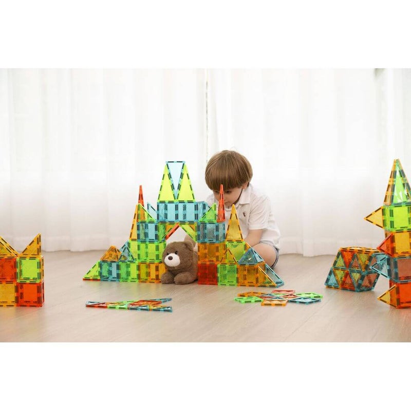 Lapsi leikkii Geomag Magnetic Tiles Gems magneetirakentelusarjalla