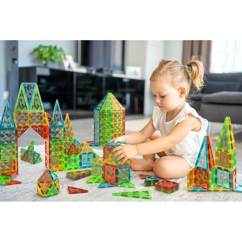 Lapsi leikkii Geomag Magnetic Tiles Gems magneetirakentelusarjalla