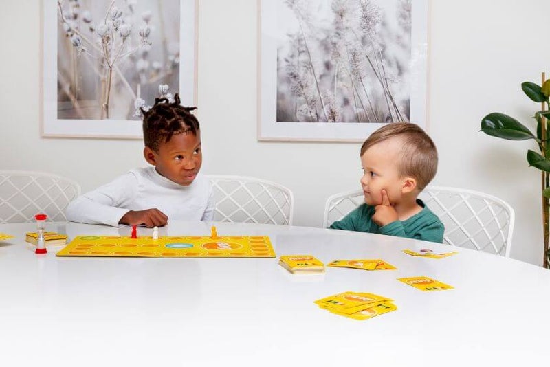 Lapset pelaavat Junior Aliasta