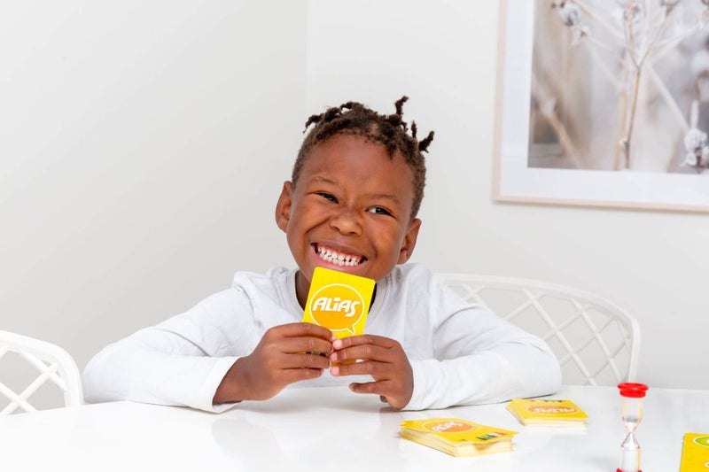 Lapsi pelaa Junior Aliasta