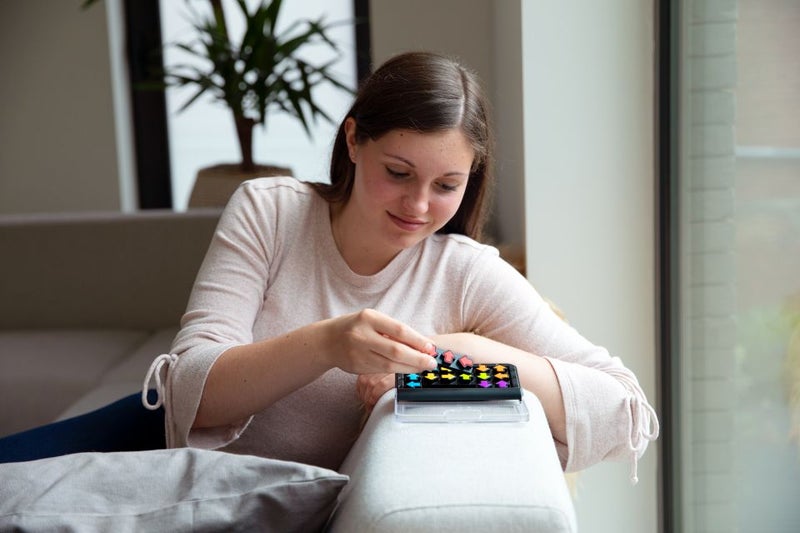 Tytt&ouml; pelaa SmartGames IQ Arrows -matkapeli&auml;