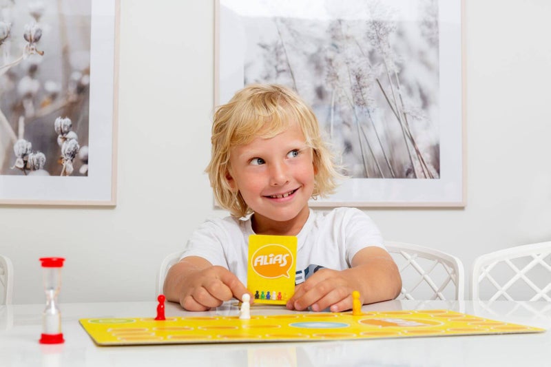 Lapsi pelaa Junior Aliasta